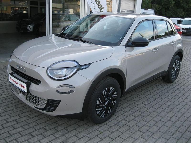 Neu Fiat 600 101 PS (74 kW) 2025 Beige Limousine