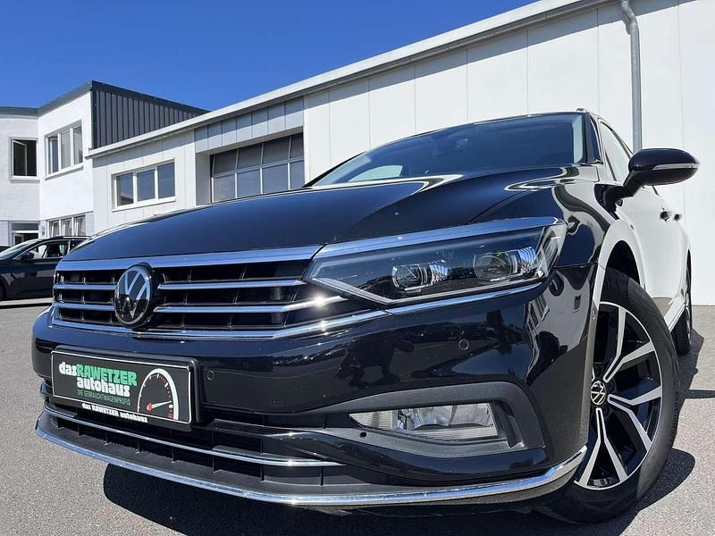 Deep black Gebraucht 2022 VW Passat Elegance Kombi | 27.360 € (Fairer Preis) - Bild 1/4