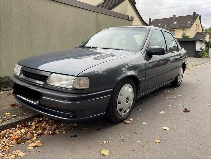 Grau Gebraucht 1995 Opel Vectra Selection Limousine | 2.400 € - Bild 1/4