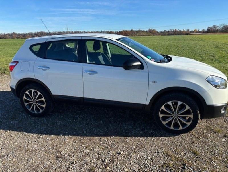 Weiß Gebraucht 2012 Nissan Qashqai SUV | 6.700 € (Fairer Preis) - Bild 1/4