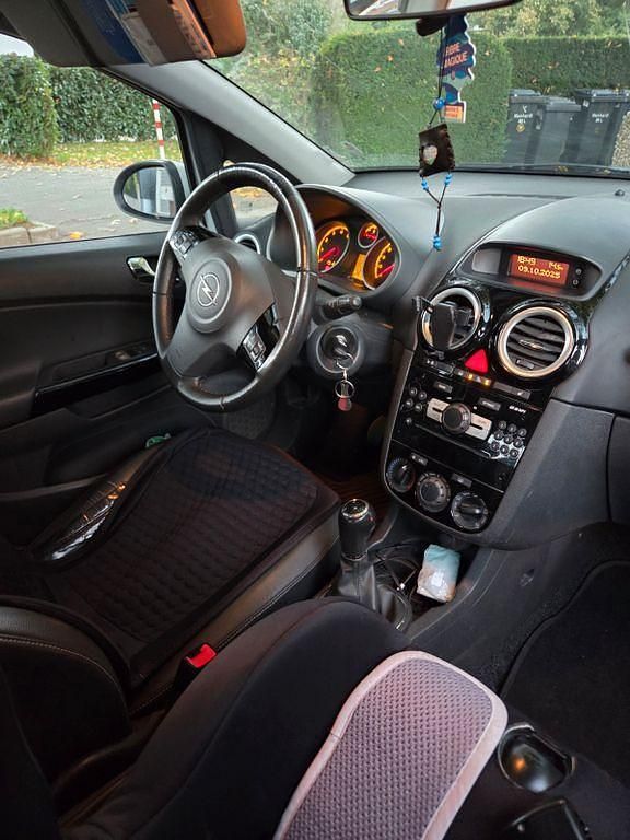 Używany Opel Corsa Edition 90 KM (66 kW) 2009 Biały Sedan/Limuzyna