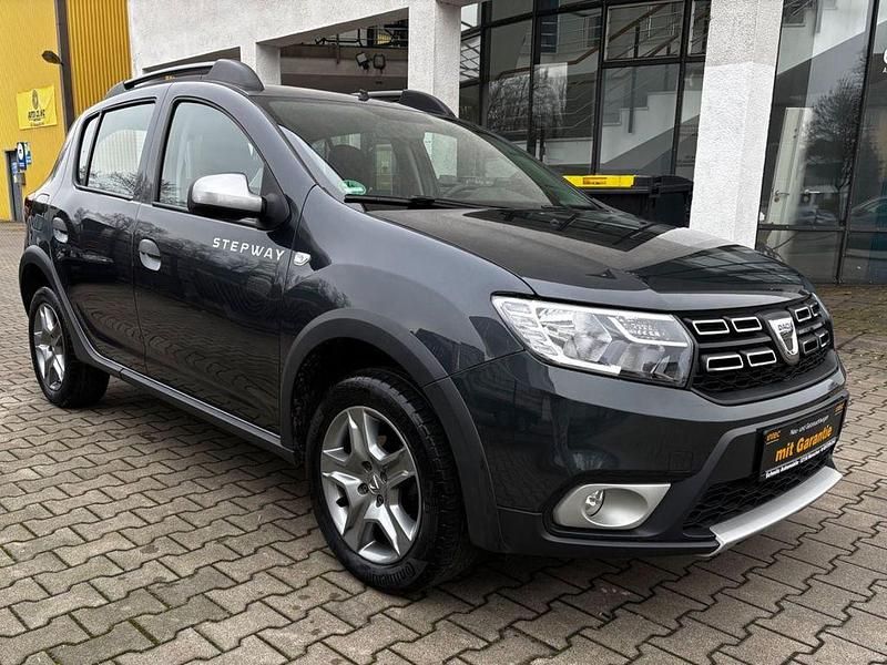 Grau Gebraucht 2019 Dacia Sandero Stepway SUV | 10.349 € (Fairer Preis) - Bild 1/4