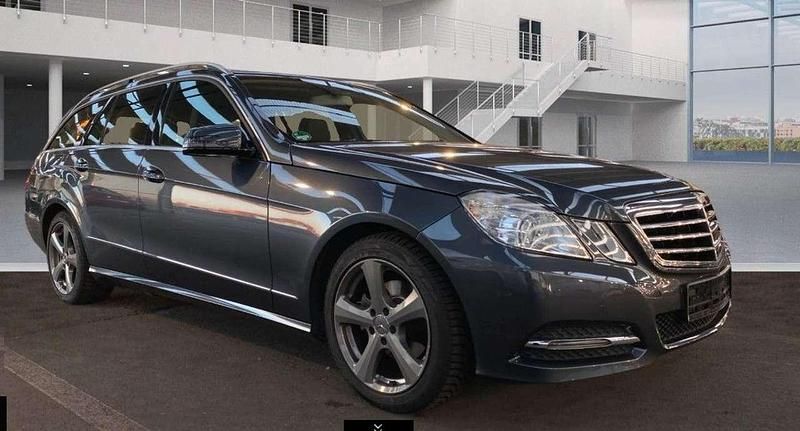 Grau Gebraucht 2012 Mercedes E200 Avantgarde Kombi | 14.490 € (Fairer Preis) - Bild 1/4