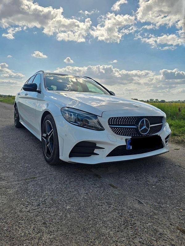 Weiß Gebraucht 2020 Mercedes C300 AMG line Kombi | 27.900 € (Guter Preis) - Bild 1/4