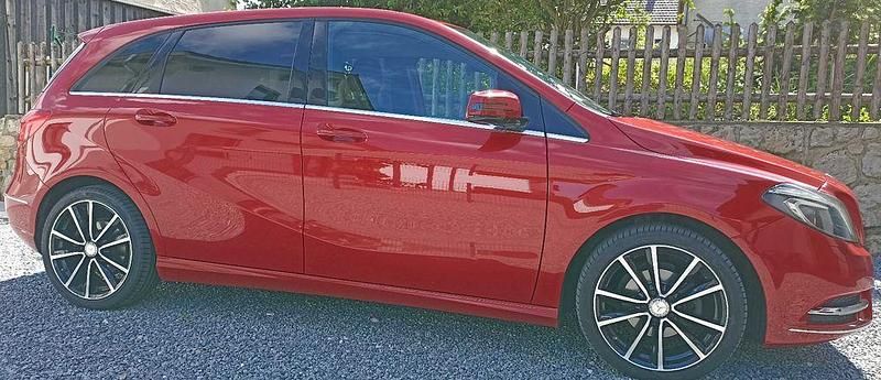 Gebraucht Mercedes B180 109 PS (80 kW) 2013 Rot Van / Kleinbus