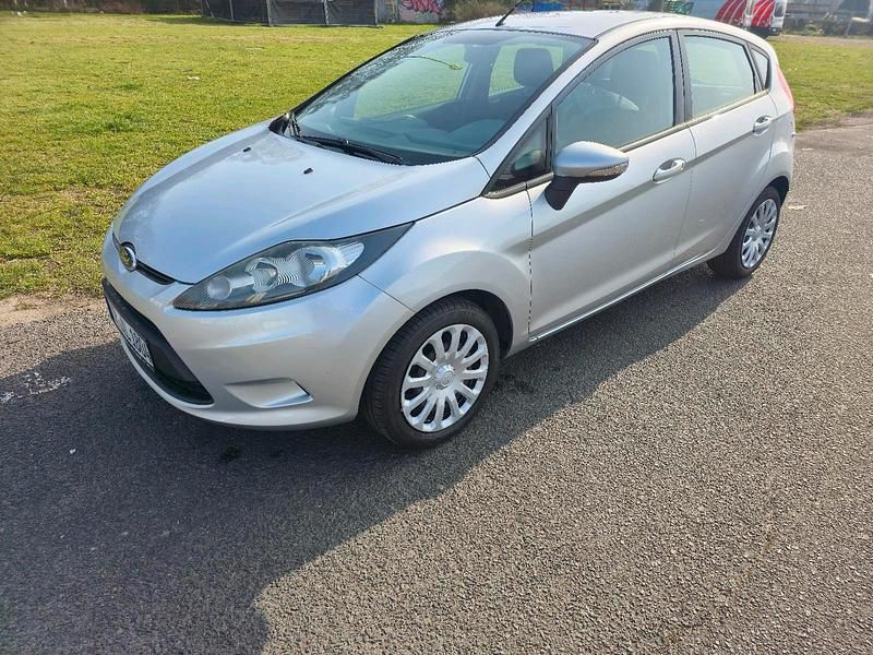 Gebraucht Ford Fiesta 95 PS (69 kW) 2010 Silber Kleinwagen