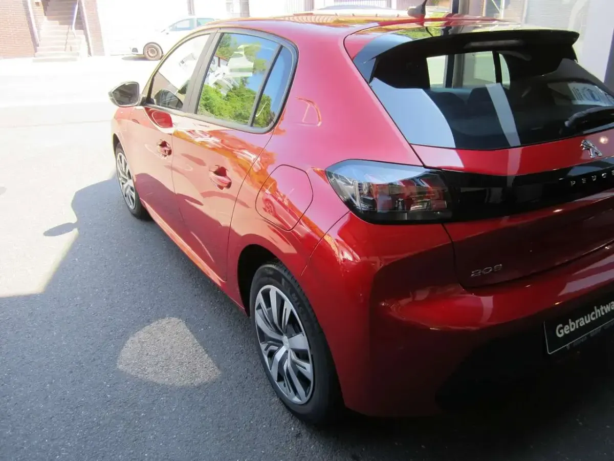 Gebraucht Peugeot 208 Active 101 PS (74 kW) 2023 Elixir rot Kleinwagen