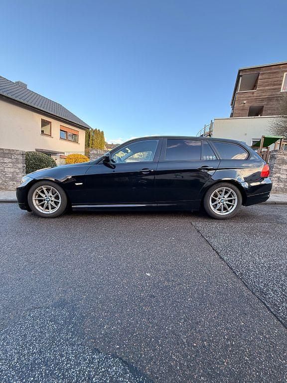 Gebraucht BMW 320 Performance 184 PS (135 kW) 2011 Schwarz Kombi