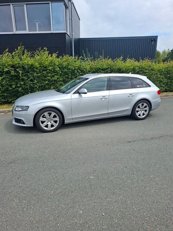 Silber Gebraucht 2011 Audi A4 Attraction Kombi | 6.200 € (Guter Preis) - Bild 1/4
