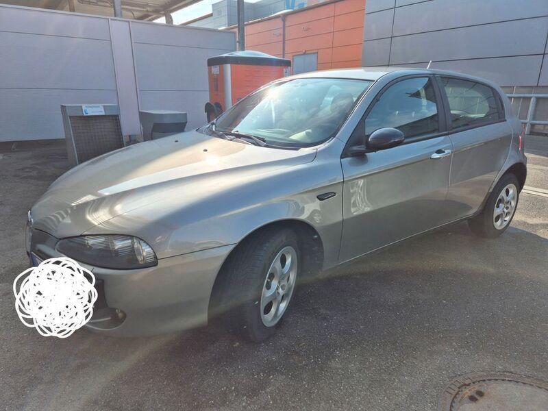 Grau Gebraucht 2006 Alfa Romeo 147 Distinctive Kleinwagen | 790 € (Fairer Preis) - Bild 1/4
