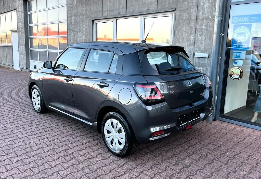 Neu Suzuki Swift Club 83 PS (61 kW) 2026 Grau Kleinwagen