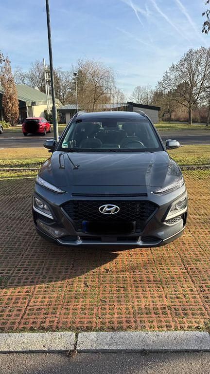 Grau Gebraucht 2020 Hyundai Kona Style SUV | 20.700 € (Fairer Preis) - Bild 1/4