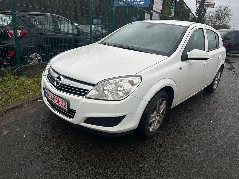 Gebraucht Opel Astra Edition 110 PS (80 kW) 2009 Weiß Limousine
