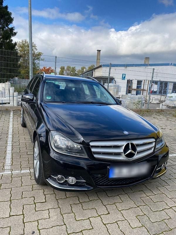 Schwarz Gebraucht 2011 Mercedes 220 Kombi | 8.400 € - Bild 1/4