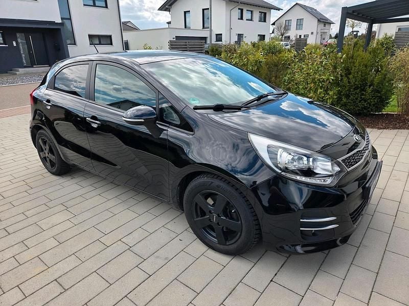 Gebraucht Kia Rio Spirit 90 PS (66 kW) 2015 Schwarz Kleinwagen