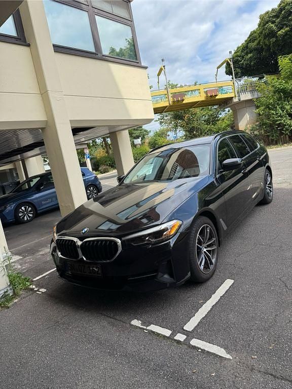 Schwarz Gebraucht 2021 BMW 520 Sport Line Kombi | 22.999 € (Guter Preis) - Bild 1/4