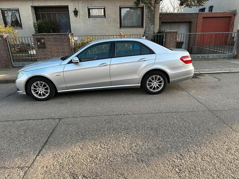Silber Gebraucht 2010 Mercedes E220 Limousine | 8.900 € (Guter Preis) - Bild 1/4