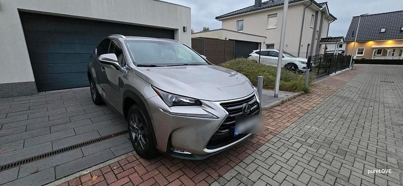 Grau Gebraucht 2016 Lexus NX300h SUV | 16.750 € (Guter Preis) - Bild 1/4