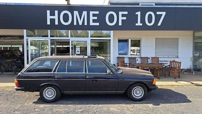 Dunkel blau (904) uni Gebraucht 1985 Mercedes E230 Kombi | 22.950 € - Bild 1/4