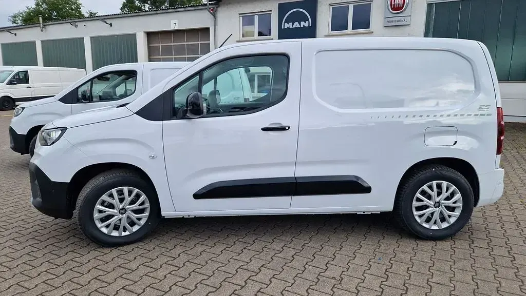 Neu Fiat Doblò 102 PS (75 kW) 2026 549 Van / Kleinbus