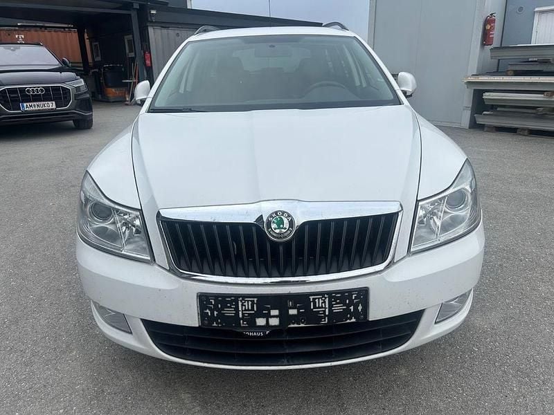 Gebraucht Skoda Octavia Elegance 122 PS (89 kW) 2009 Weiß Kombi