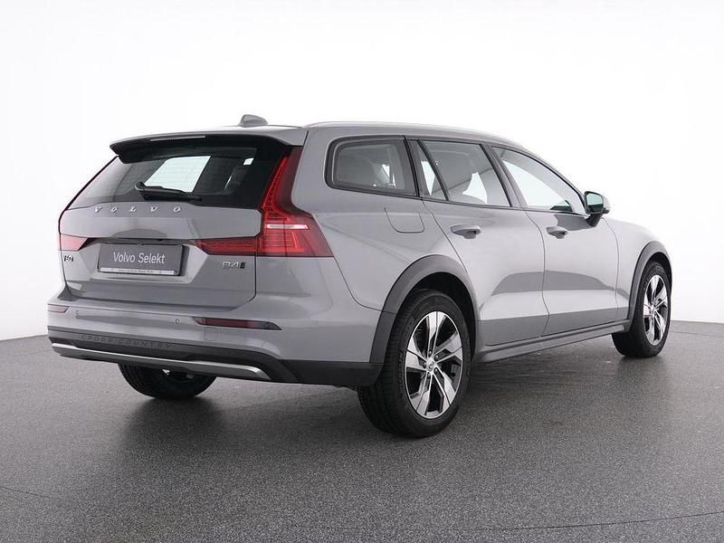 Gebraucht Volvo V60 CC Plus 197 PS (144 kW) 2023 Grau vapour grey / metallic Kombi