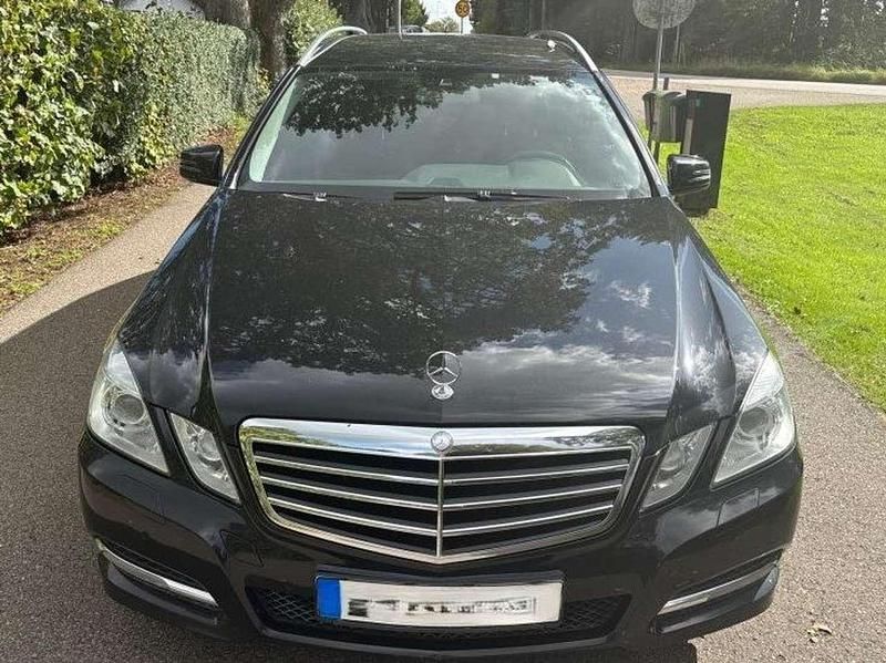Gebraucht Mercedes E200 Classic 170 PS (125 kW) 2011 Schwarz Limousine