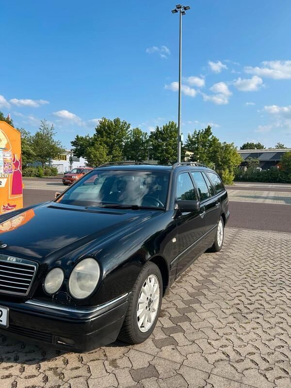 Schwarz Gebraucht 1999 Mercedes E240 Kombi | 2.300 € - Bild 1/4