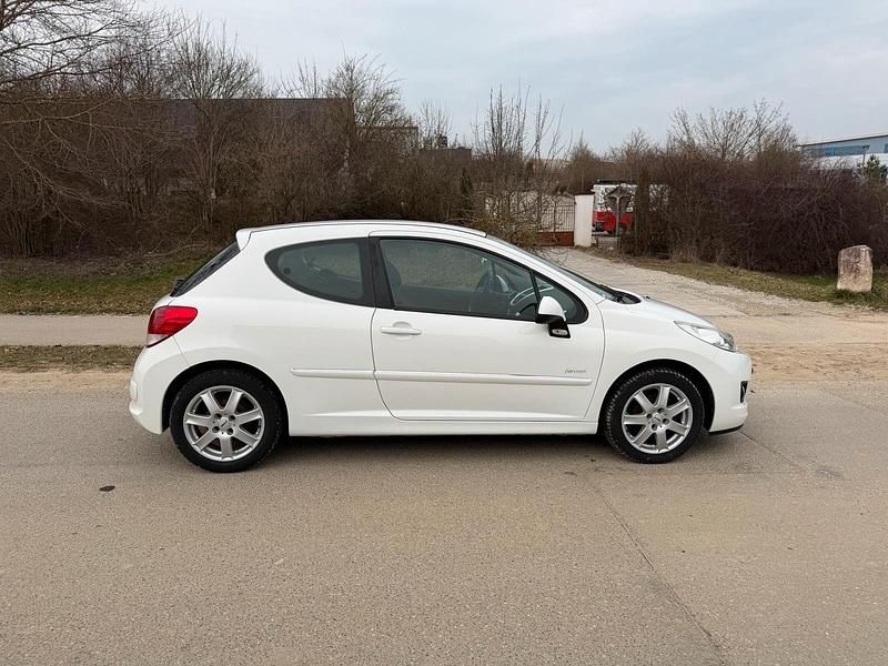 Gebraucht Peugeot 207 90 PS (66 kW) 2012 Weiß Kleinwagen