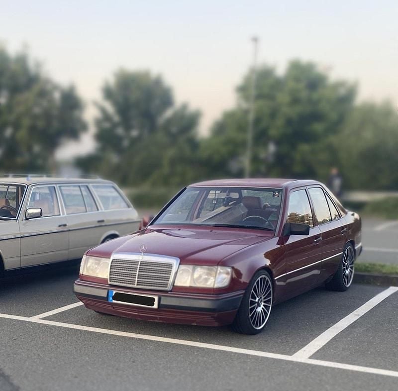 Gebraucht Mercedes E220 150 PS (110 kW) 1992 Rot Limousine