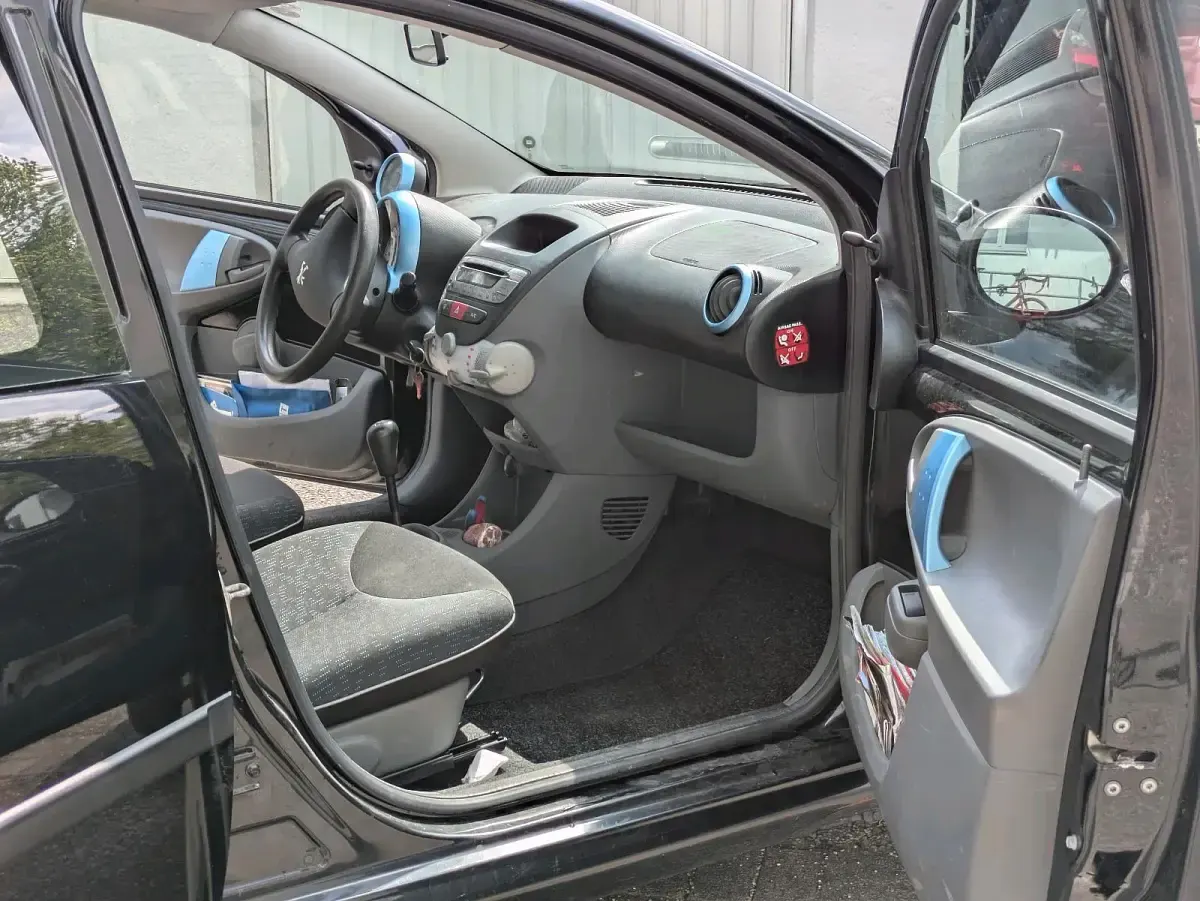 Gebraucht Peugeot 107 68 PS (50 kW) 2011 Schwarz Kleinwagen
