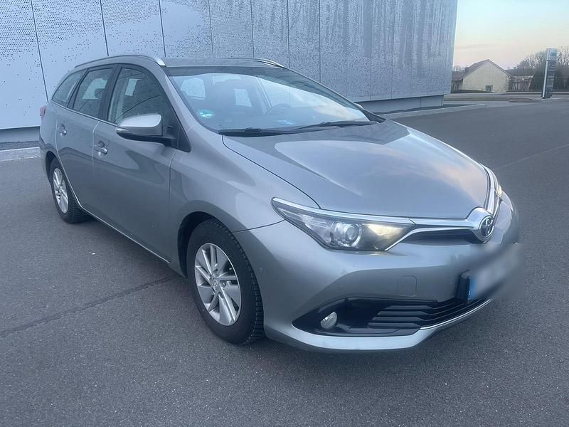 Gebraucht Toyota Auris 112 PS (82 kW) 2015 Grau Limousine