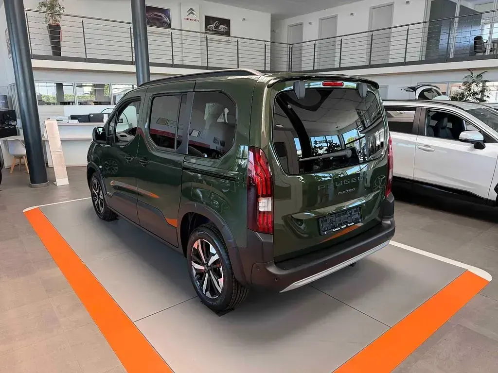 Neu Peugeot Rifter GT 131 PS (96 kW) 2026 Grün Van / Kleinbus