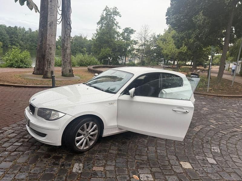Weiß Gebraucht 2012 BMW 116 Kleinwagen | 4.500 € (Fairer Preis) - Bild 1/4