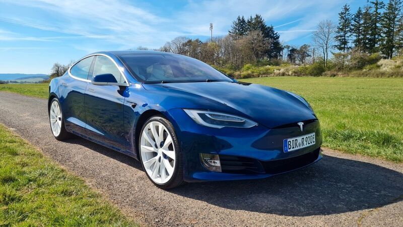 Blau Gebraucht 2018 Tesla Model S Limousine | 29.900 € (Fairer Preis) - Bild 1/4