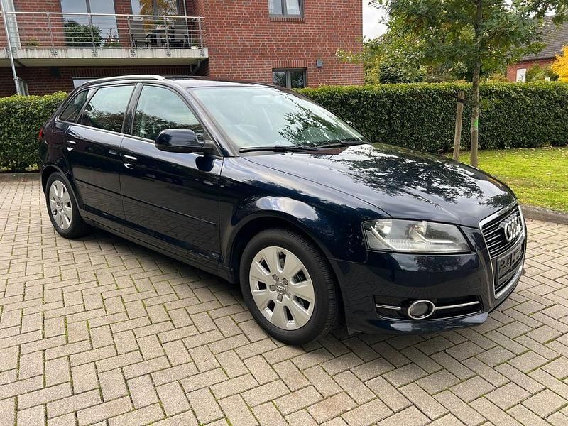 Gebraucht Audi A3 Attraction 105 PS (77 kW) 2010 Blau Limousine