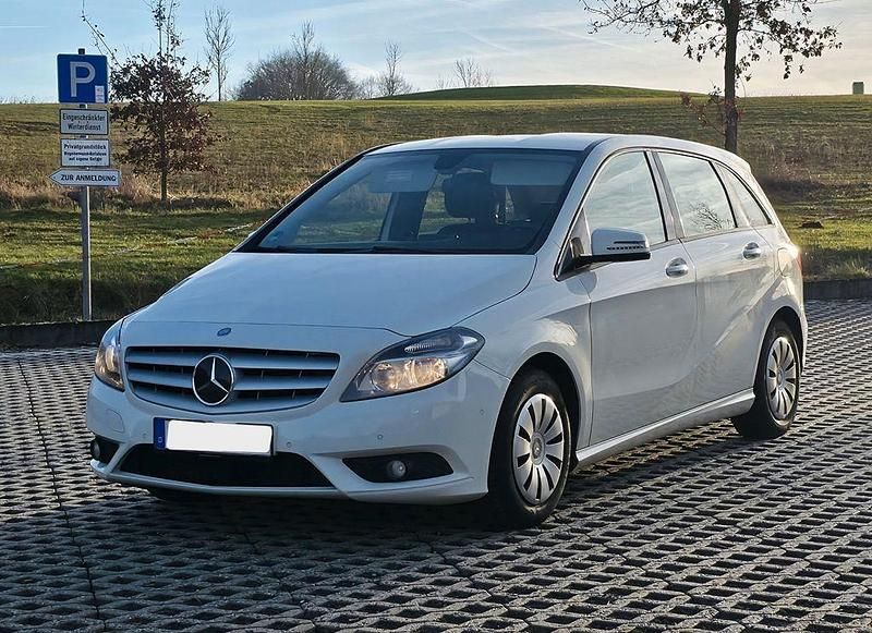 Weiß Gebraucht 2012 Mercedes B180 Edition 1 Van / Kleinbus | 4.500 € (Teuer) - Bild 1/4