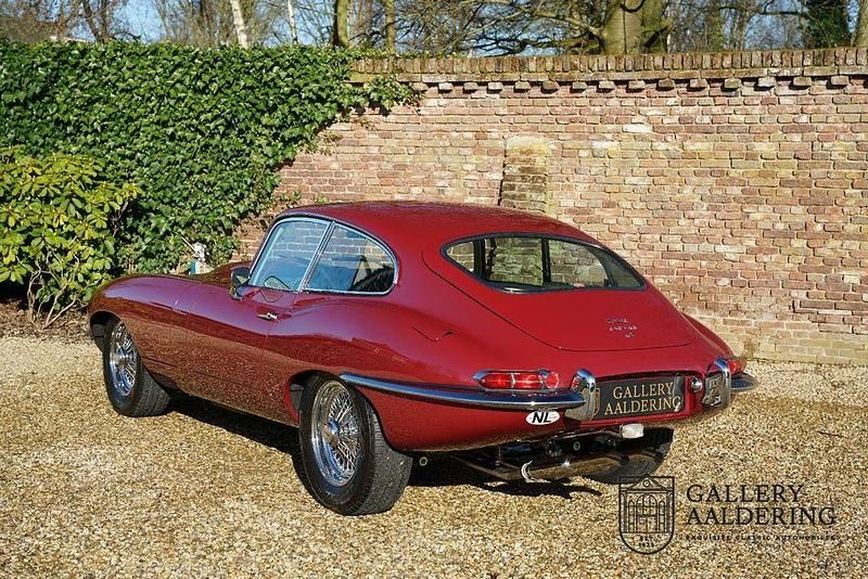 Begagnad Jaguar E-Type 265 HK (194 kW) 1968 Röd Sportkupé