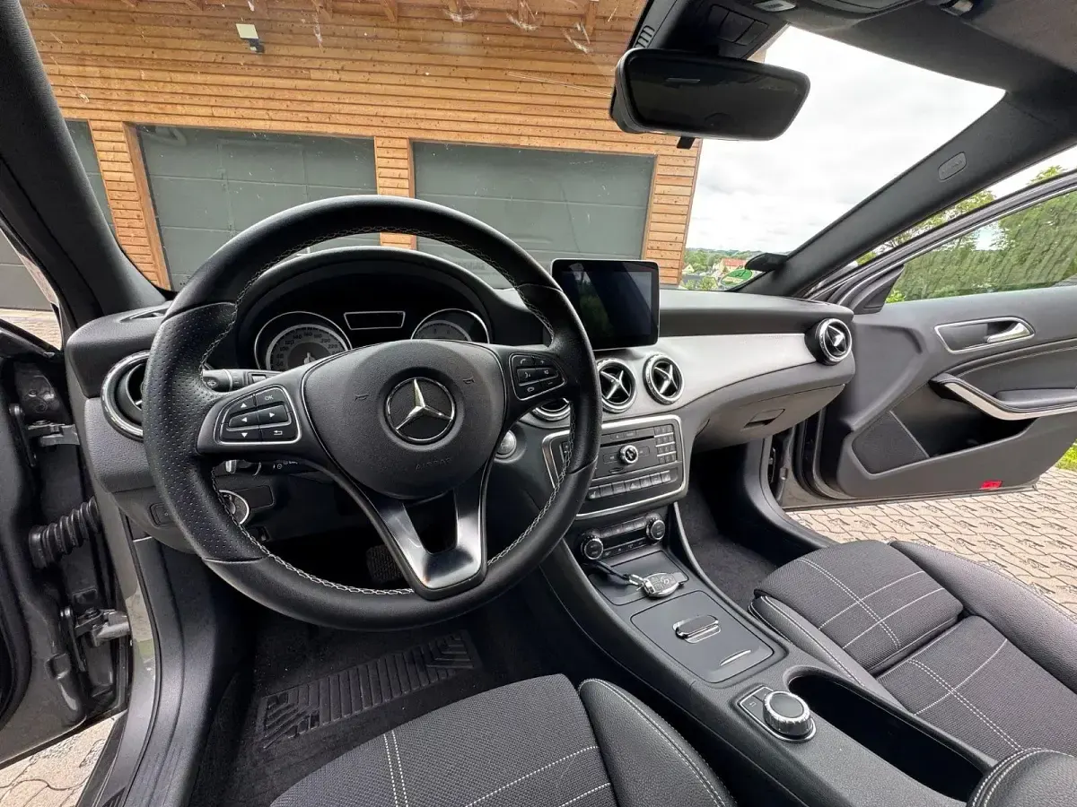 Gebraucht Mercedes GLA200 156 PS (114 kW) 2017 Grau SUV