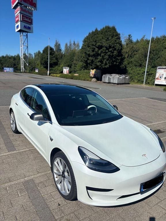 Weiß Gebraucht 2020 Tesla Model 3 Standard Range Plus Limousine | 20.800 € (Teuer) - Bild 1/4