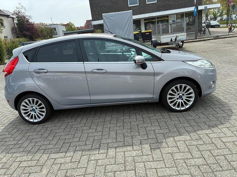 Gebraucht Ford Fiesta 95 PS (69 kW) 2011 Grau Kleinwagen