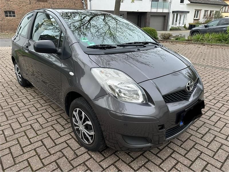 Gebraucht Toyota Yaris 69 PS (50 kW) 2009 Grau Kleinwagen
