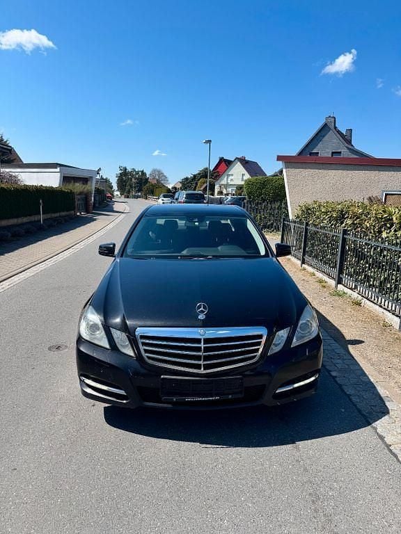 Gebraucht Mercedes E250 Avantgarde 204 PS (150 kW) 2009 Schwarz Limousine