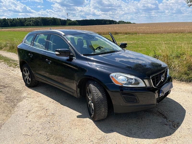 Schwarz Gebraucht 2010 Volvo XC60 Summum SUV | 13.000 € (Etwas zu teuer) - Bild 1/4