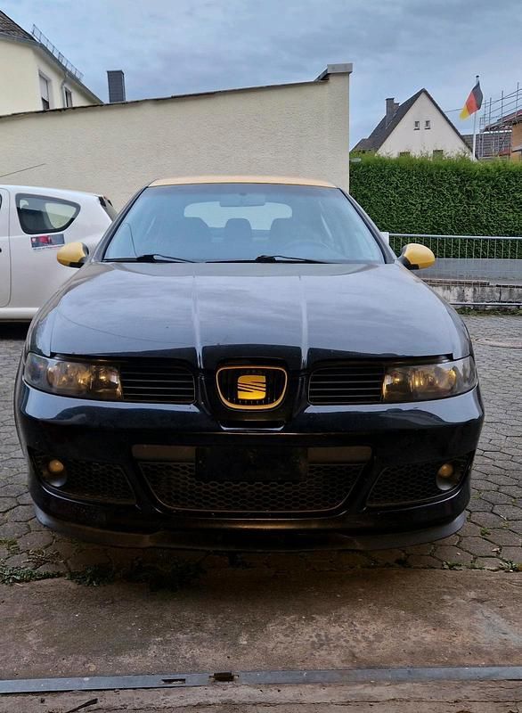 Schwarz Gebraucht 2004 Seat Leon Limousine | 2.500 € - Bild 1/4