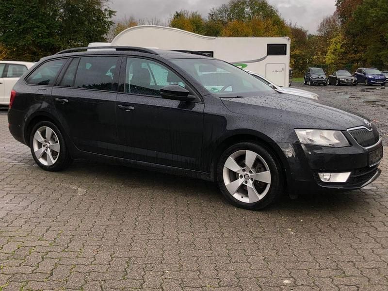 Schwarz Gebraucht 2013 Skoda Octavia Limousine | 8.800 € (Etwas zu teuer) - Bild 1/4