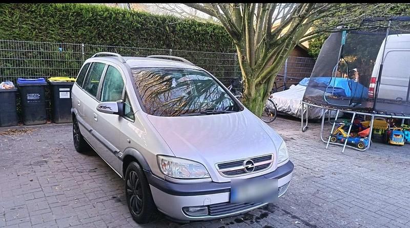 Grau Gebraucht 2004 Opel Zafira Van / Kleinbus | 1.500 € - Bild 1/4