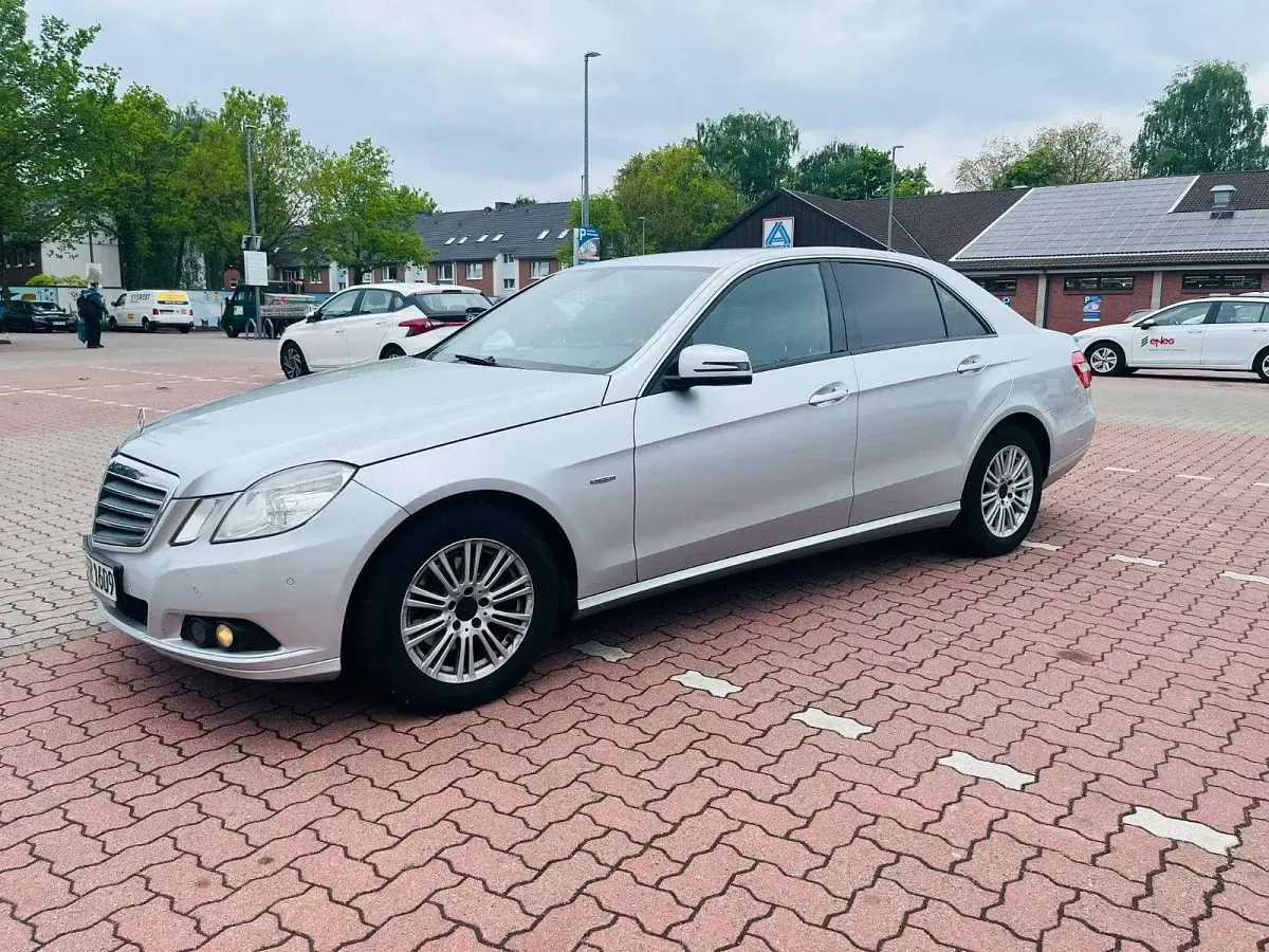 Gebraucht Mercedes E220 170 PS (125 kW) 2009 Silber Limousine
