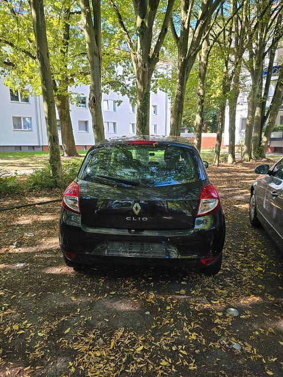 Schwarz Gebraucht 2011 Renault Clio II Dynamique Limousine | 1.900 € (Fairer Preis) - Bild 1/4