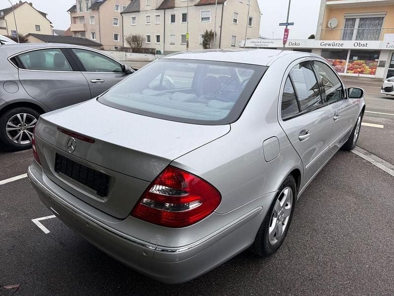 Gebraucht Mercedes E220 150 PS (110 kW) 2002 Silber Limousine